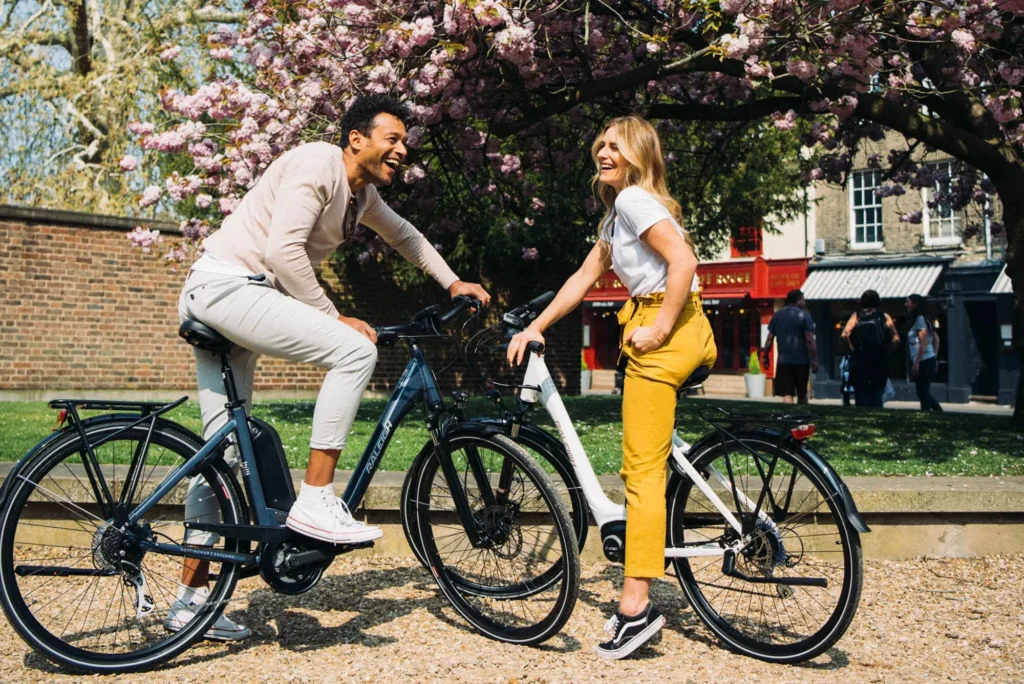 couple-avec-un-velo-electrique-hollandais